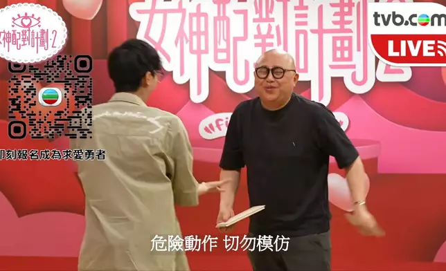 呢吓「破板」搞到成塊柀飛落阿Bob心口，嚇到阿Bob跌一跌，真係好搞笑。