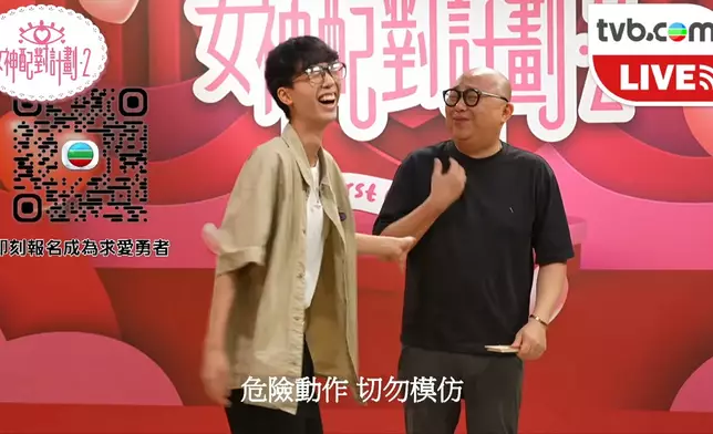 呢吓「破板」搞到成塊柀飛落阿Bob心口，嚇到阿Bob跌一跌，真係好搞笑。
