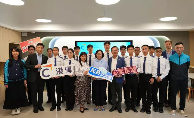 民政及青年事務局局長麥美娟到訪港專，與港專國旗護衛隊隊員親切交流。