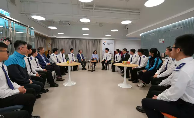 隊員們向麥美娟分享參與升旗訓練的實踐經驗，以及透過民政及青年事務局資助項目前往內地交流的體會。