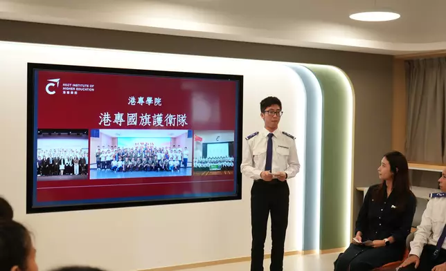 隊員向麥美娟介紹了港專國旗護衛隊的成立與發展歷程。
