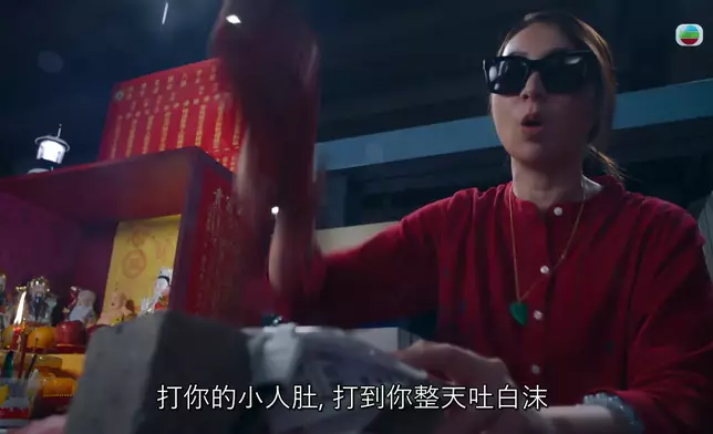 莊思敏打小人不但入型入格，啲口號都好洗腦。
