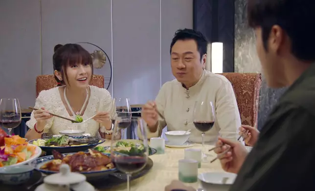 Carmen都話佢劇入面嘅浮誇樣，係經過刻意設計。
