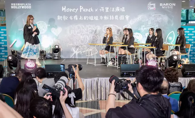 謝茜嘉為粉絲見面會擔任司儀，並化身老師即場與Honey Punch上音樂堂。