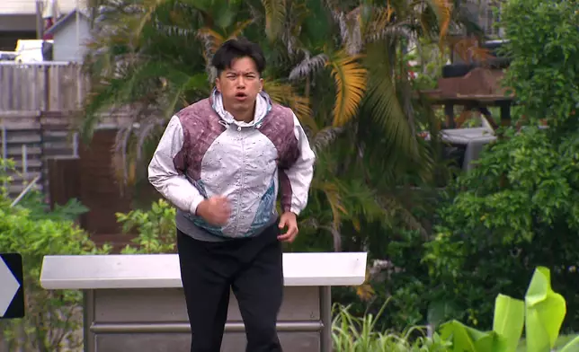 三太戴上大小姐的面具激勵送水輝做運動。