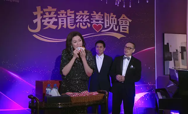減肥成功的送水輝出席晚宴，小大姐代老公食漢堡包時露出傷勢。