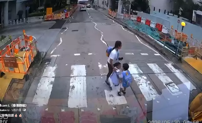 白色私家車逆線行駛，險些撞倒外傭和幼童，之後繼續疾駛離去，直至遇上對頭車，才駛回原有行車線。車cam L（香港群組）FB群組視頻截圖