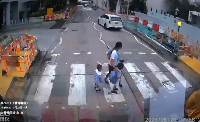 白色私家車逆線行駛，險些撞倒外傭和幼童，之後繼續疾駛離去。車cam L（香港群組）FB群組視頻截圖