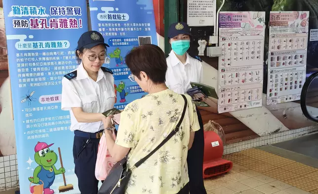 食環署人員在中西區石塘咀街市派發宣傳單張，提高市民防治蚊患的意識。政府新聞處圖片