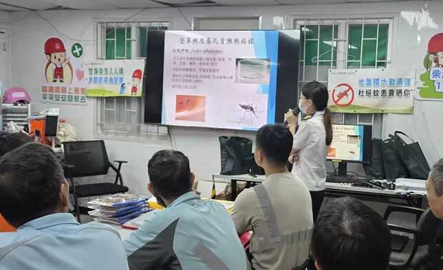 食環署人員在東區柴灣一地盤舉辦防治蚊患講座，向地盤員工提供防蚊控蚊建議。政府新聞處圖片