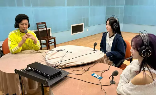 內地女團GNZ48成員黃楚茵與王秭歆笑談十年熬成前輩。
