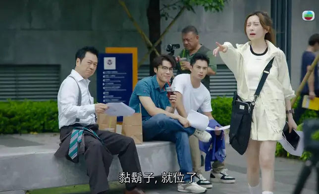 龔嘉欣做導演，指揮各人演出。