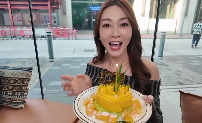 Carmaney以芒果糯米飯充當蛋糕，為工作人員慶生日。