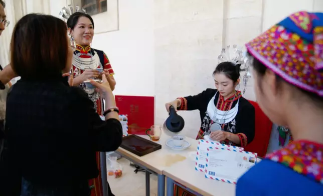 海南五指山童聲合唱團的茶藝展示，圖片來源：羅馬大學孔子學院