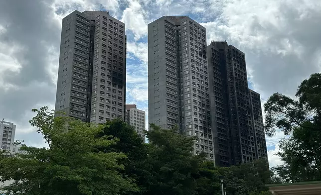 宏福苑受災樓宇居民星期五再次分批返回單位執拾。巴士的報記者攝