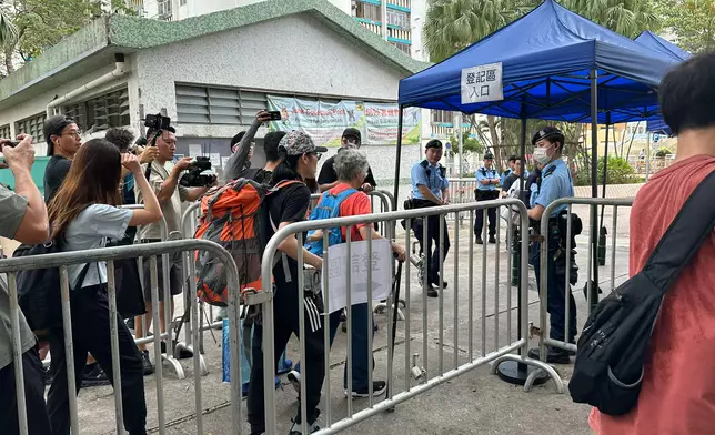 宏福苑受災樓宇居民星期五再次分批返回單位執拾。巴士的報記者攝