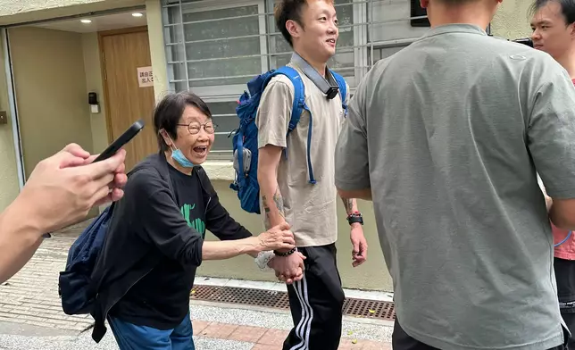 宏新閣周女士與孫兒。巴士的報記者攝