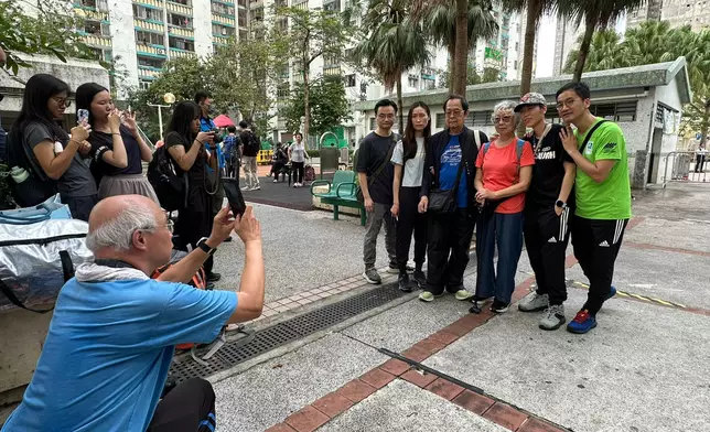 胡小姐與家人拍照留念。巴士的報記者攝