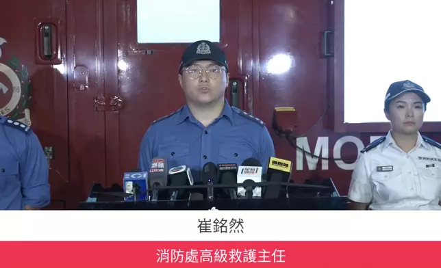 消防處助理消防區長曹廣慈、消防處高級救護主任崔銘然和警務處署理油麻地分區指揮官黃媛姿交代佐敦二級火警詳情。FB視頻截圖
