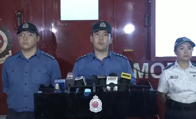 消防處助理消防區長曹廣慈、消防處高級救護主任崔銘然和警務處署理油麻地分區指揮官黃媛姿交代佐敦二級火警詳情。FB視頻截圖