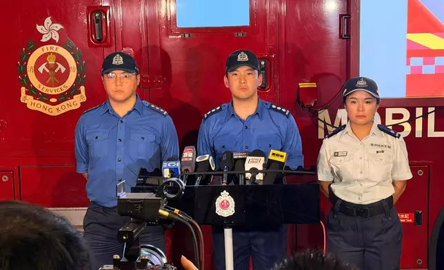 消防處助理消防區長曹廣慈、消防處高級救護主任崔銘然和警務處署理油麻地分區指揮官黃媛姿交代佐敦二級火警詳情。