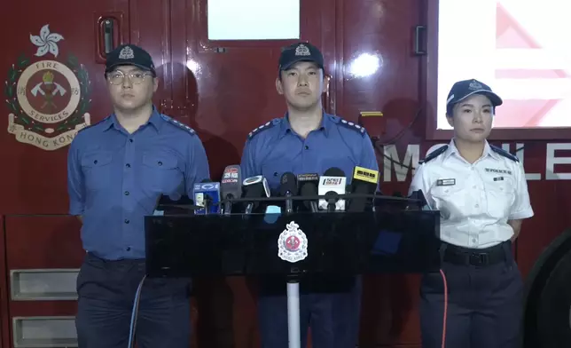 消防處助理消防區長曹廣慈、消防處高級救護主任崔銘然和警務處署理油麻地分區指揮官黃媛姿交代佐敦二級火警詳情。FB視頻截圖