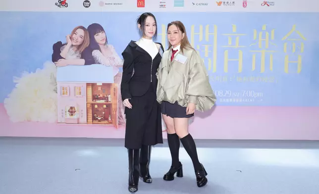 衛蘭（Janice）與炎明熹（Gigi）首度以拉闊組合登場，以細膩歌聲打開女孩子秘密房間，交織仲夏限定的心靈對話。