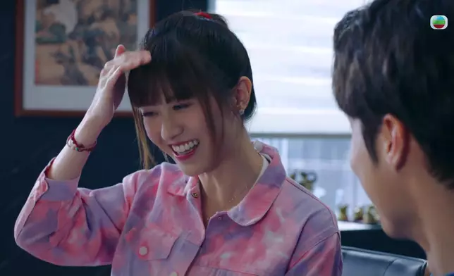 造型2，網民好鍾意Carmen摸頭仔。
