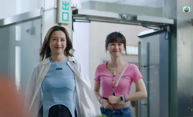 佢同龔嘉欣呢幕鬥靚女好正，兩個都好青春之餘，真係好似樣哩。