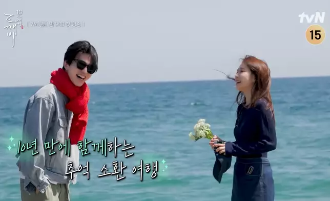 「桃子CP」李棟旭與劉寅娜也重現劇中互動。影片截圖