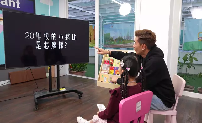 「20年後的小豬比是怎麼樣」令陳展鵬同小豬比眼濕濕，單文柔更加係哭成淚人。