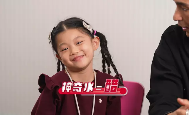 無論實戰時幾咁成熟，小豬比都有無時無刻流露佢鬼馬、搞笑同創意無限嘅一面，你點估到佢會將平淡嘅醋改名做「神奇水」至得架。