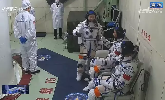 神舟二十三號3名航天員朱楊柱、張志遠、黎家盈在航天待命區，準備進入返回艙。央視視頻截圖