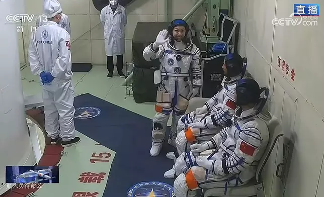 神舟二十三號3名航天員朱楊柱、張志遠、黎家盈在航天待命區，準備進入返回艙。央視視頻截圖