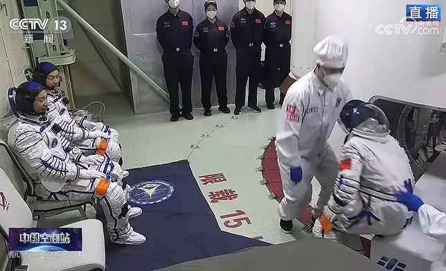 工作人員協助神舟二十三號航天員黎家盈進入軌道艙。央視視頻截圖