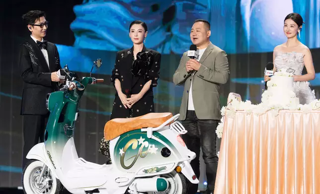 品牌總裁給柏芝送上了為她定制的一輛綠色專屬電車。