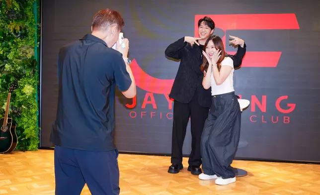 與「追風」大玩遊戲。