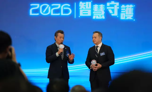 出席典禮的藝人石修（左）大讚警隊效率。巴士的報記者攝