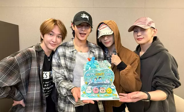 SHINee成員在練習室慶祝。SHINee官方X圖片
