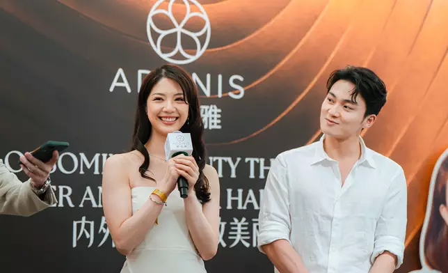 周嘉洛與陳曉華接受主持人Ezen訪問，大談護膚及美容心得，互動輕鬆風趣，笑聲不絕，現場氣氛熱鬧。