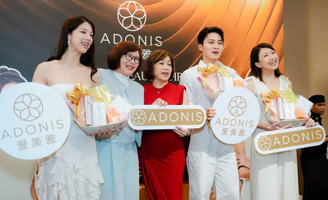 Adonis愛美雅國際美容集團總裁兼創辦人Ms Ann，以及董事Ms Kelly Lee向陳曉華、周嘉洛及Adonis愛美雅代言人蕭慧敏頒贈紀念禮品。