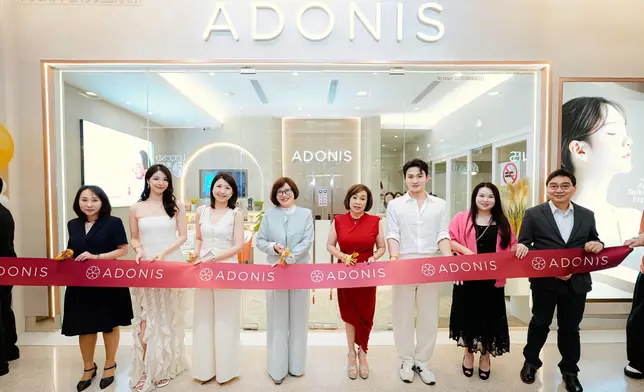 Adonis愛美雅煥新開業剪綵儀式在香港TVB藝人周嘉洛、陳曉華及電視廣播（國際）有限公司總經理陳樹鴻先生見證下圓滿舉行。