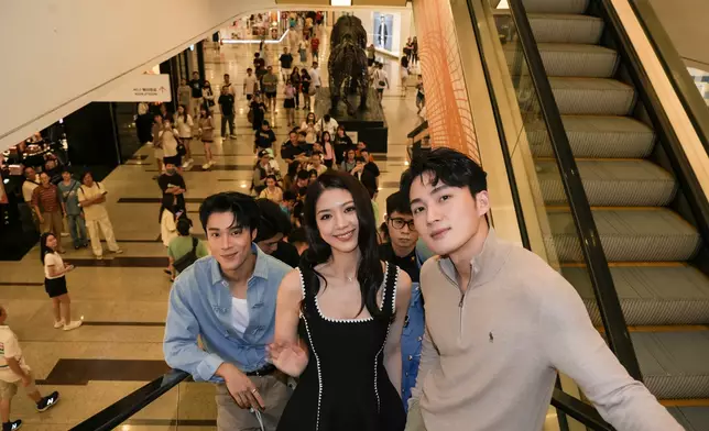 《TVB Parents’ Day粉絲見面會》於Sunway Velocity Mall舉行，現場逼滿大批粉絲。周嘉洛、陳曉華及丁子朗甫現身，即掀起全場熱烈歡呼，場面墟冚。