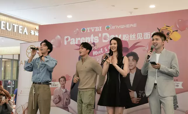 周嘉洛、陳曉華及丁子朗一同登台亮相，全場尖叫聲此起彼落，氣氛高漲。