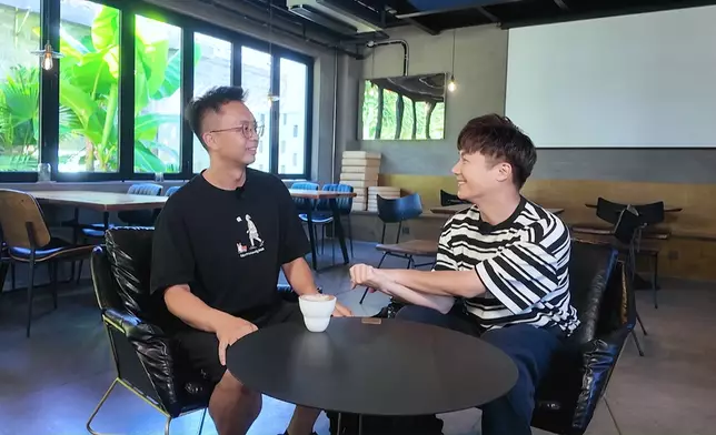 Tommy整菠蘿包真係落手落腳架。