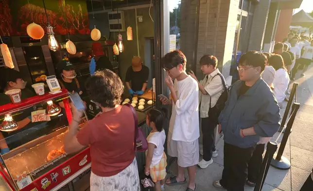 Tommy整菠蘿包真係落手落腳架。