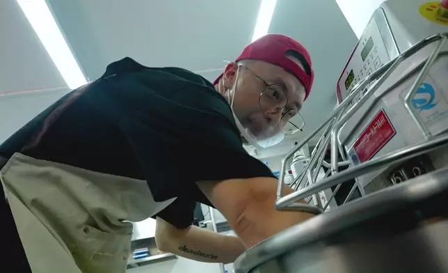 為咗令個麵團更鬆軟同有空氣感，Tommy做咗好多調整，其中一個原因，係因為佢要配合番寧波天氣嘅濕度變化。
