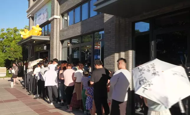因為實在太多客人喇。