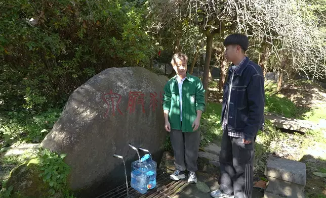 Jarvis體驗打山泉水，結果重到笑出嚟，呢啲真係好難得嘅體驗。
