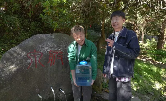Jarvis體驗打山泉水，結果重到笑出嚟，呢啲真係好難得嘅體驗。
